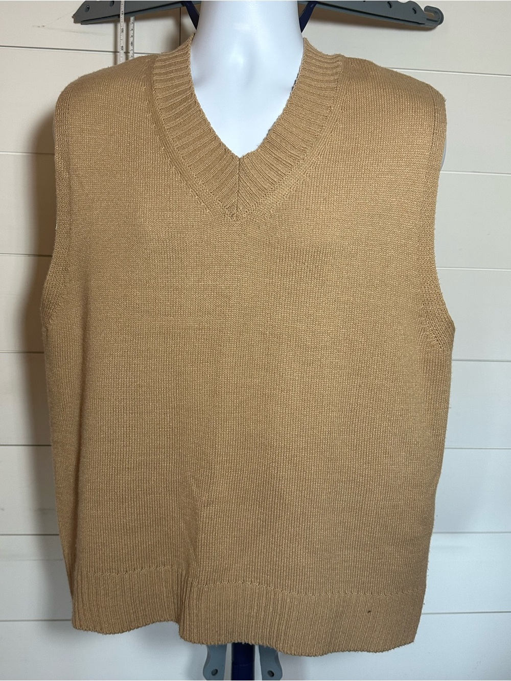 #186 Men's V-Neck Knit Sweater Vest in Camel